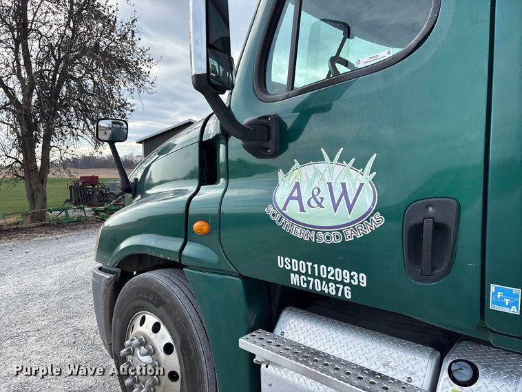 image for item EV4422 2013 Freightliner Cascadia semi truck