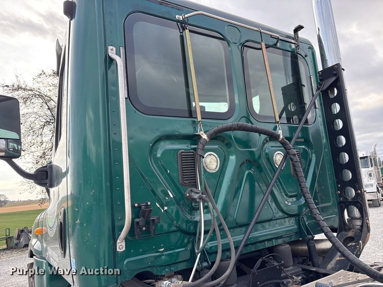 image for item EV4422 2013 Freightliner Cascadia semi truck