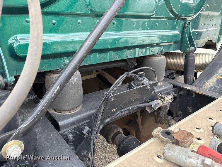 image for item EV4422 2013 Freightliner Cascadia semi truck