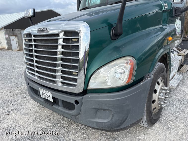 image for item EV4422 2013 Freightliner Cascadia semi truck