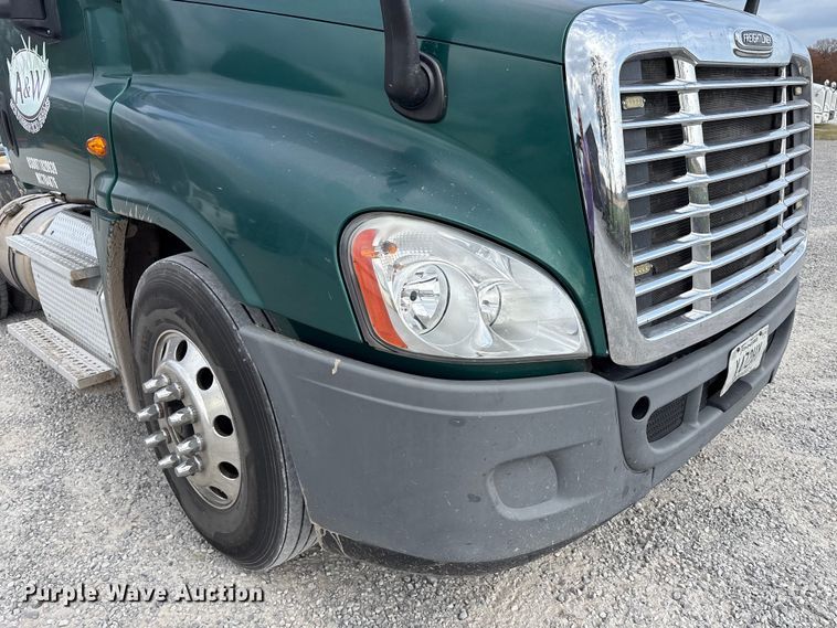 image for item EV4422 2013 Freightliner Cascadia semi truck