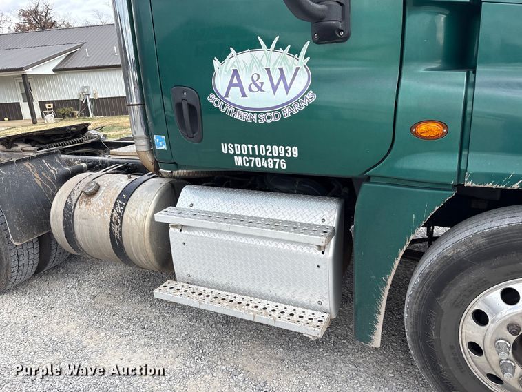 image for item EV4422 2013 Freightliner Cascadia semi truck