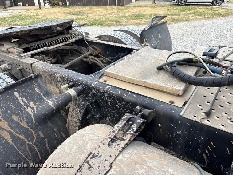 image for item EV4422 2013 Freightliner Cascadia semi truck