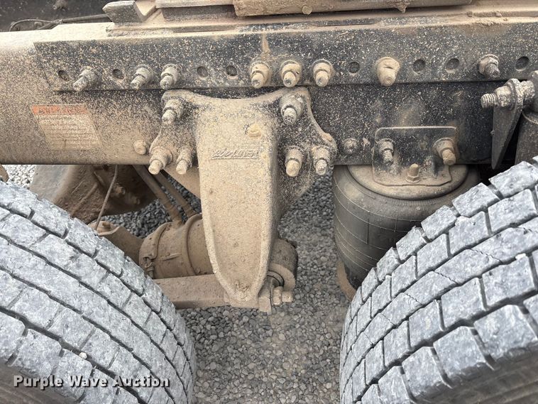 image for item EV4422 2013 Freightliner Cascadia semi truck