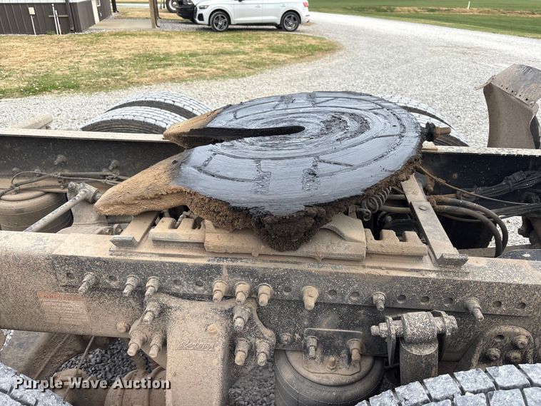 image for item EV4422 2013 Freightliner Cascadia semi truck