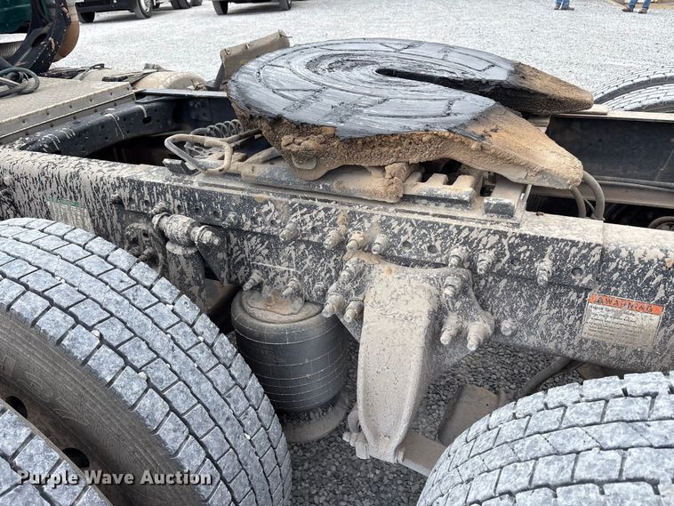 image for item EV4422 2013 Freightliner Cascadia semi truck