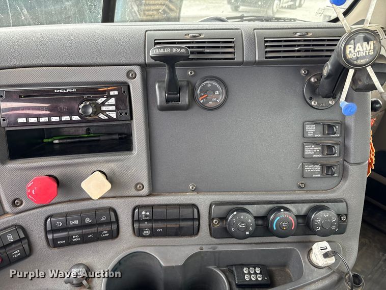 image for item EV4422 2013 Freightliner Cascadia semi truck