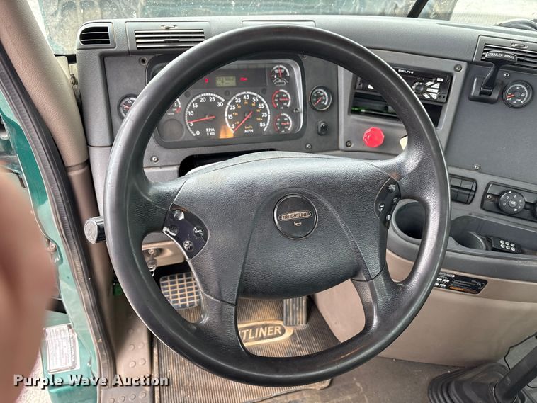 image for item EV4422 2013 Freightliner Cascadia semi truck