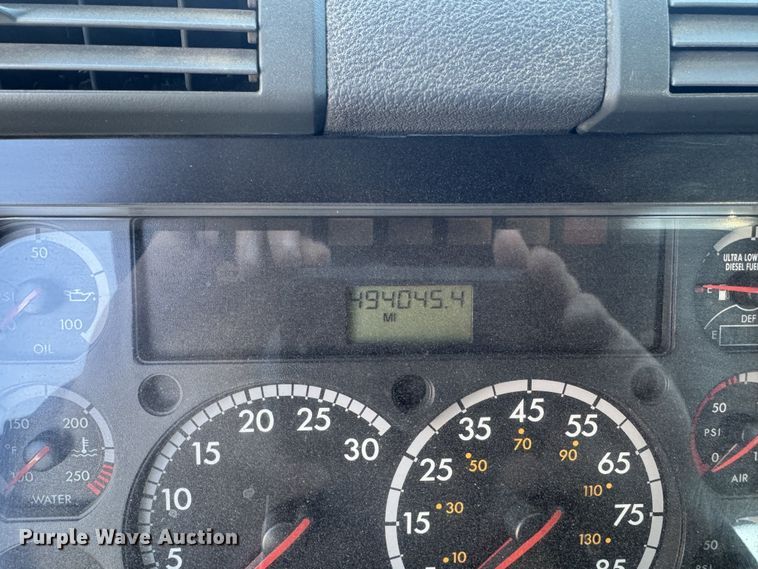 image for item EV4422 2013 Freightliner Cascadia semi truck