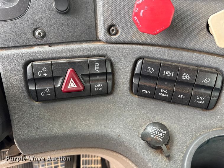 image for item EV4422 2013 Freightliner Cascadia semi truck