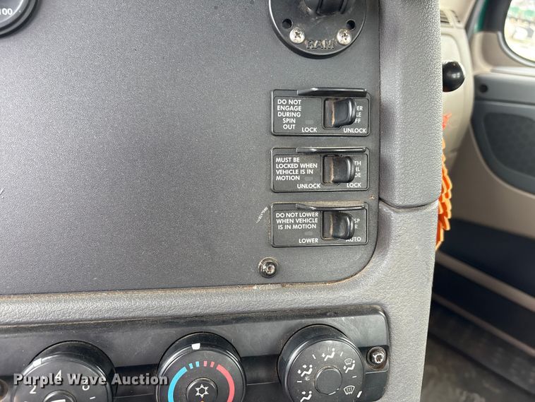 image for item EV4422 2013 Freightliner Cascadia semi truck