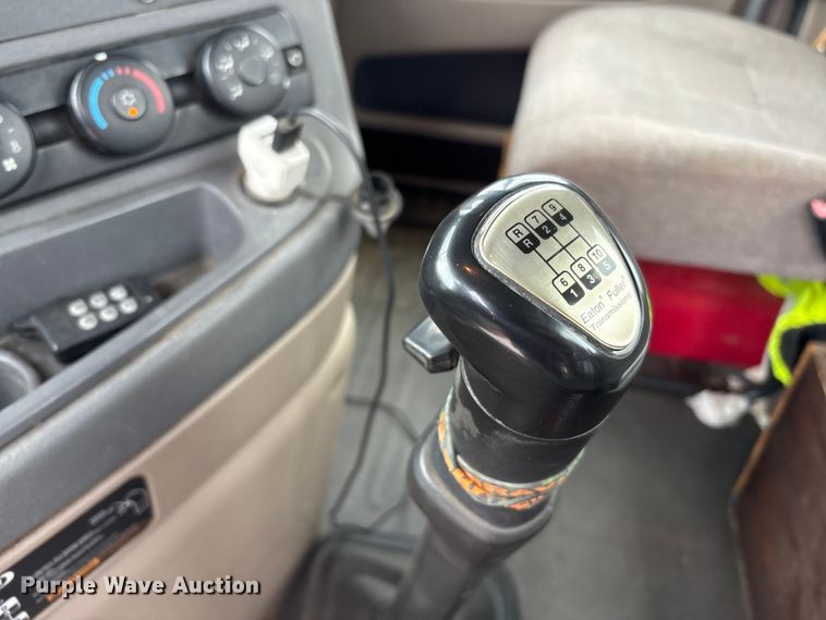 image for item EV4422 2013 Freightliner Cascadia semi truck