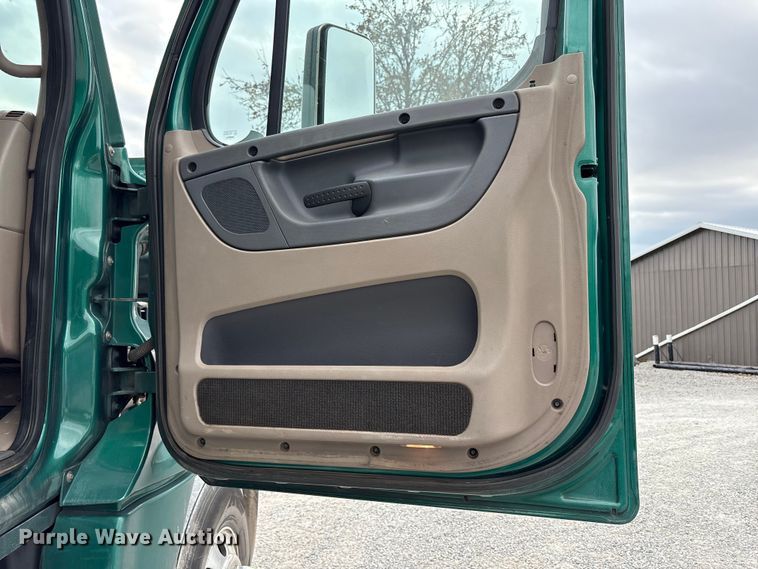 image for item EV4422 2013 Freightliner Cascadia semi truck