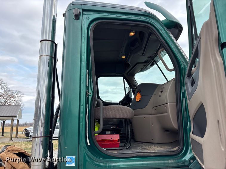 image for item EV4422 2013 Freightliner Cascadia semi truck