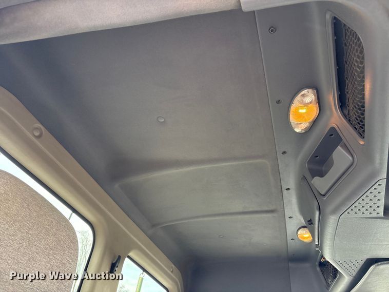 image for item EV4422 2013 Freightliner Cascadia semi truck