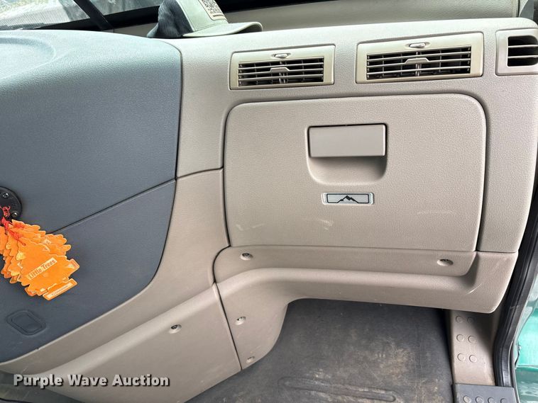 image for item EV4422 2013 Freightliner Cascadia semi truck