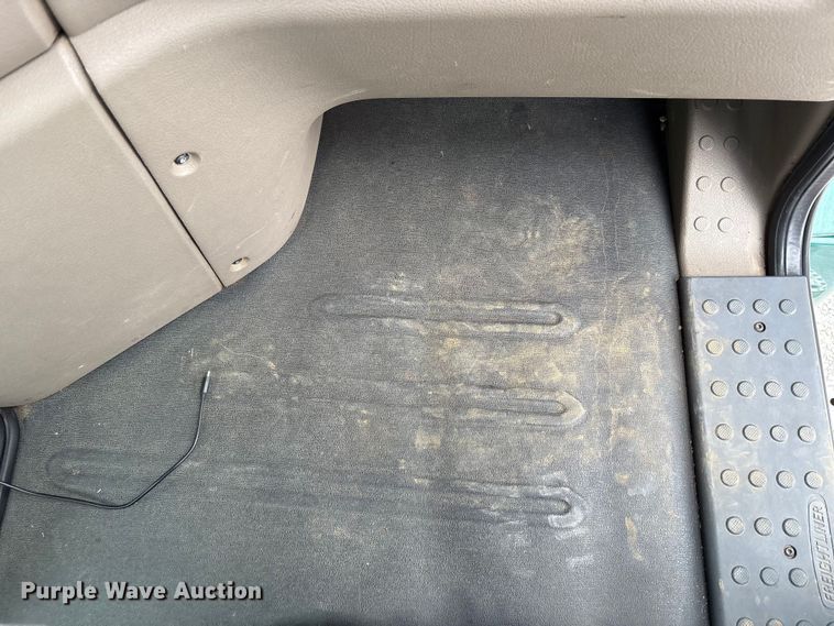 image for item EV4422 2013 Freightliner Cascadia semi truck