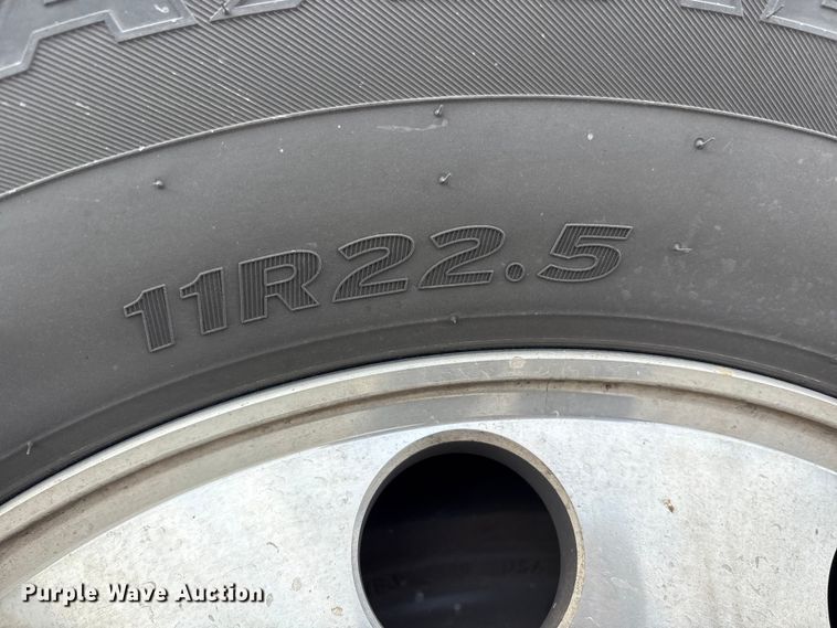 image for item EV4422 2013 Freightliner Cascadia semi truck