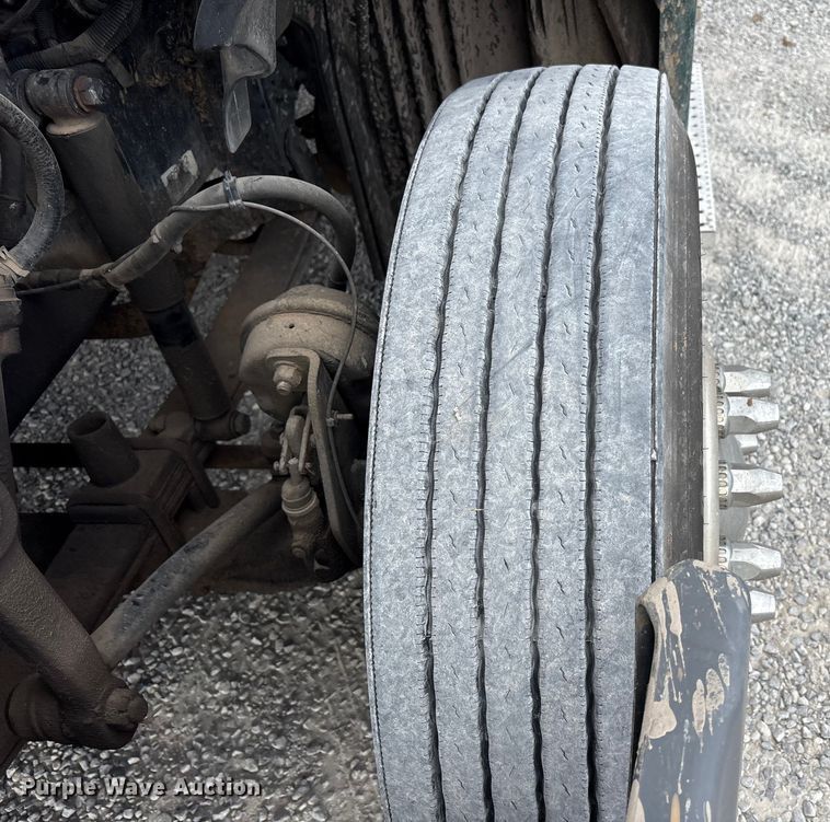 image for item EV4422 2013 Freightliner Cascadia semi truck