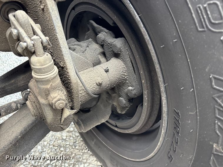 image for item EV4422 2013 Freightliner Cascadia semi truck