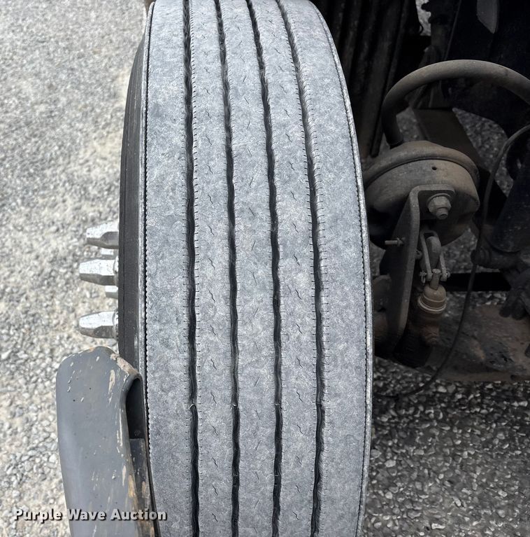 image for item EV4422 2013 Freightliner Cascadia semi truck