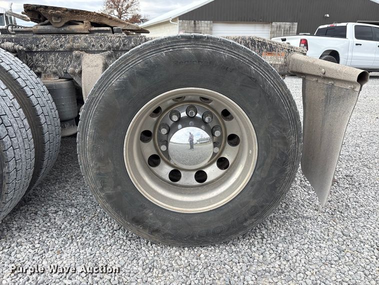 image for item EV4422 2013 Freightliner Cascadia semi truck