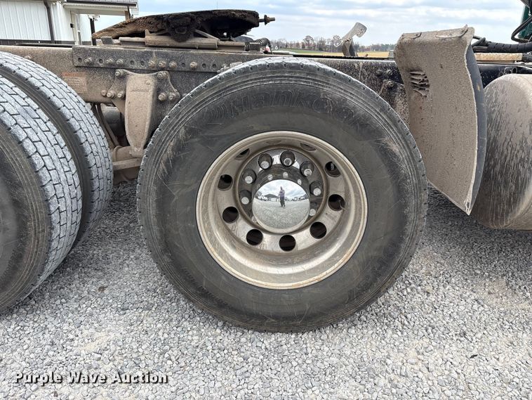 image for item EV4422 2013 Freightliner Cascadia semi truck