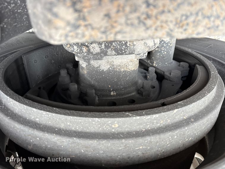 image for item EV4422 2013 Freightliner Cascadia semi truck