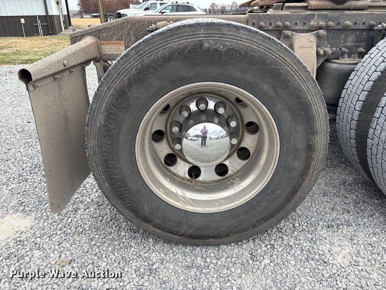 image for item EV4422 2013 Freightliner Cascadia semi truck