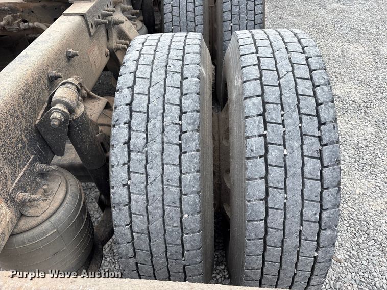 image for item EV4422 2013 Freightliner Cascadia semi truck