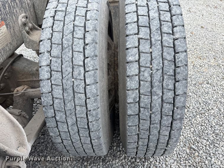 image for item EV4422 2013 Freightliner Cascadia semi truck