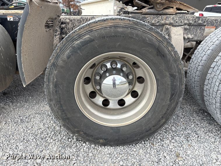 image for item EV4422 2013 Freightliner Cascadia semi truck