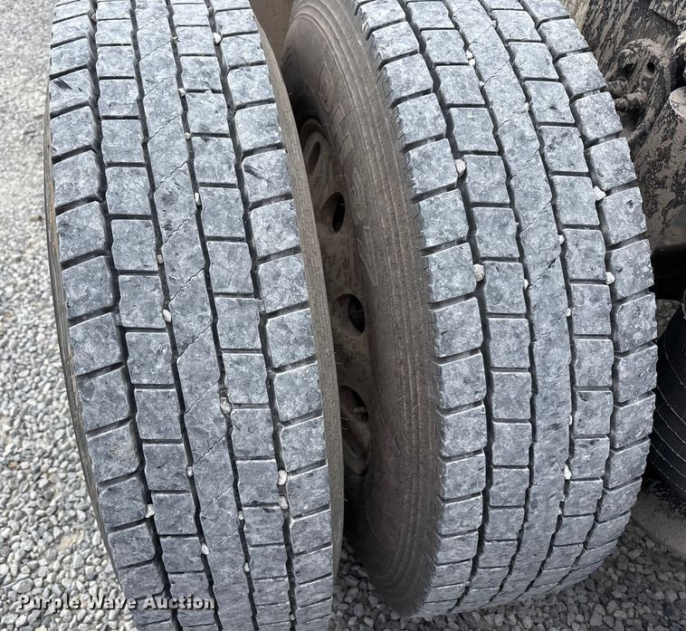 image for item EV4422 2013 Freightliner Cascadia semi truck