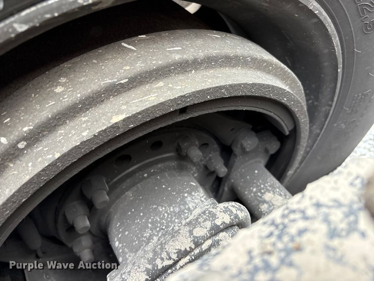 image for item EV4422 2013 Freightliner Cascadia semi truck