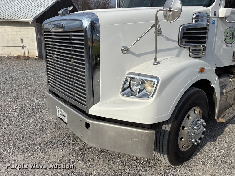image for item EV4423 2015 Freightliner Coronado semi truck
