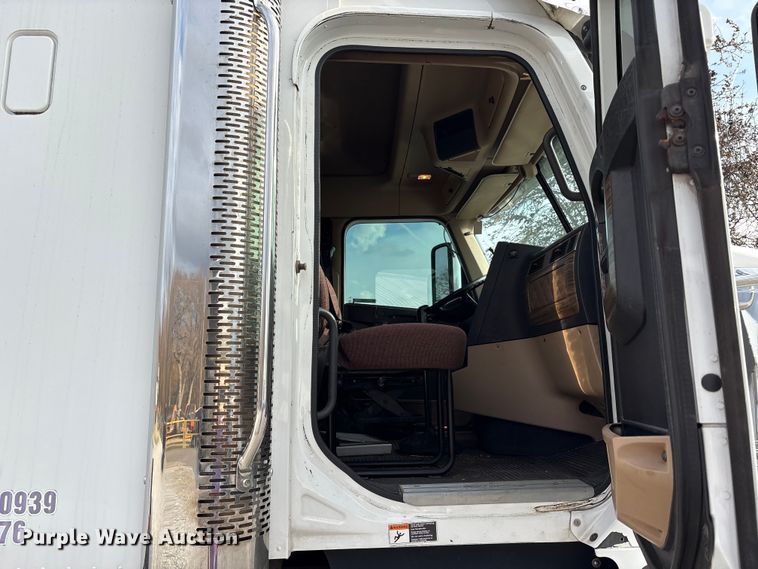 image for item EV4423 2015 Freightliner Coronado semi truck