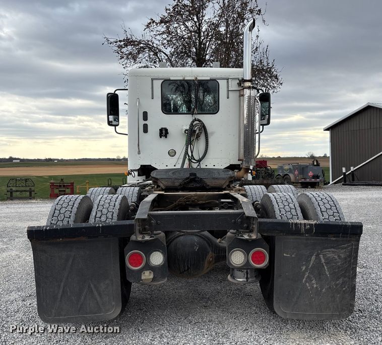 image for item EV4424 2007 Freightliner Columbia semi truck