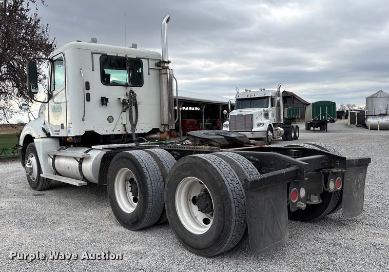 image for item EV4424 2007 Freightliner Columbia semi truck