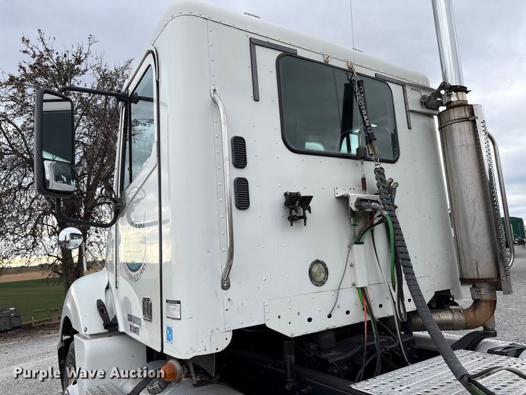 image for item EV4424 2007 Freightliner Columbia semi truck