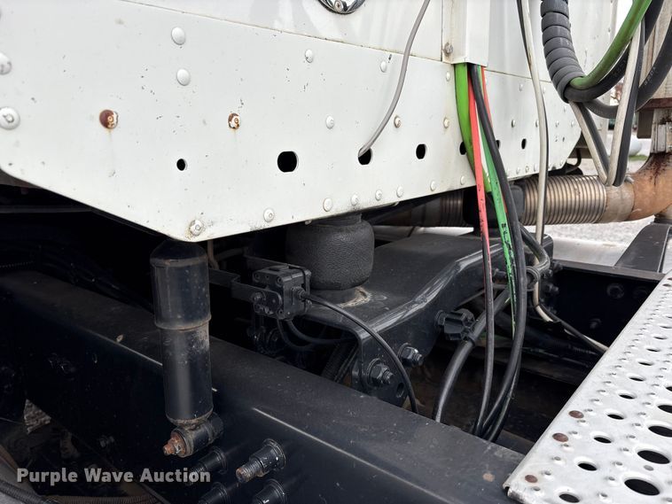 image for item EV4424 2007 Freightliner Columbia semi truck