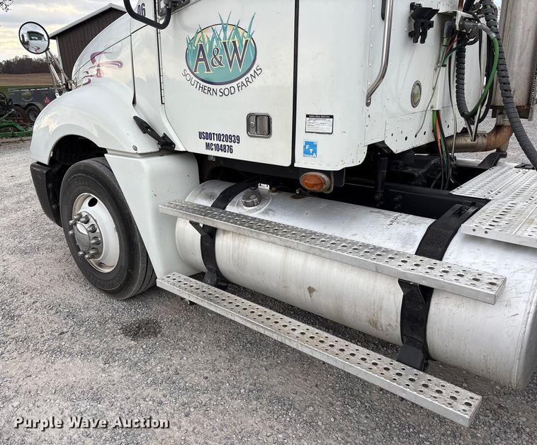 image for item EV4424 2007 Freightliner Columbia semi truck