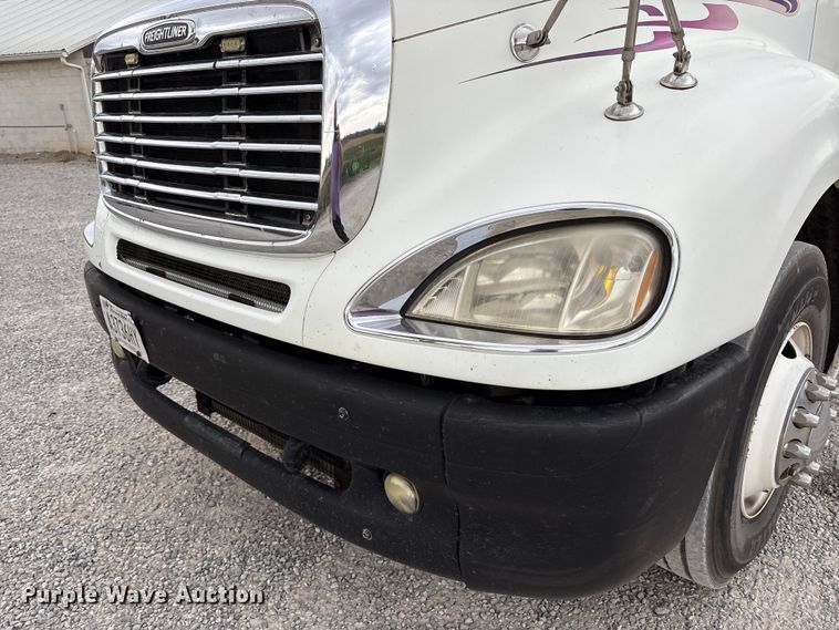 image for item EV4424 2007 Freightliner Columbia semi truck