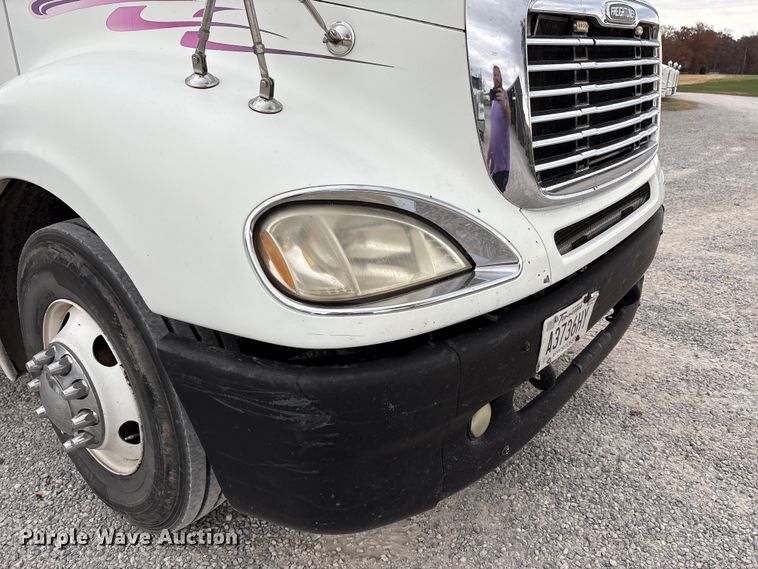 image for item EV4424 2007 Freightliner Columbia semi truck