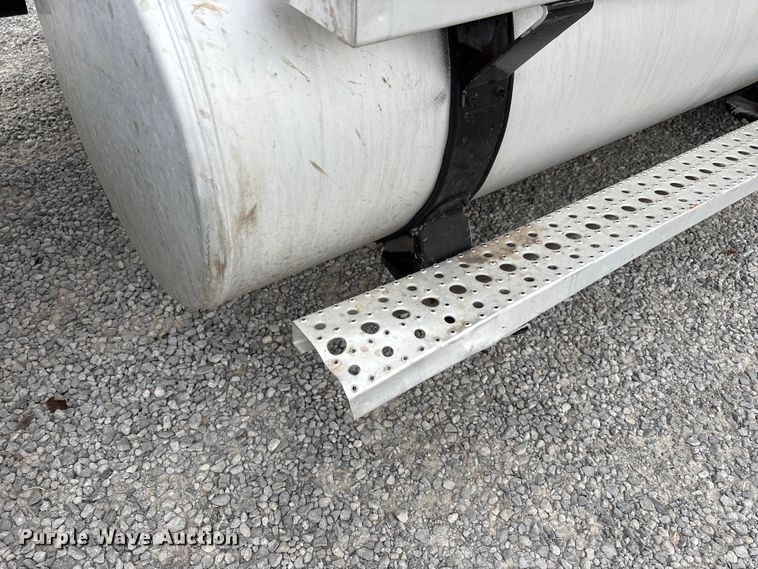 image for item EV4424 2007 Freightliner Columbia semi truck