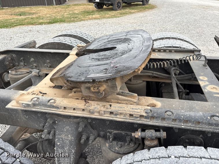 image for item EV4424 2007 Freightliner Columbia semi truck