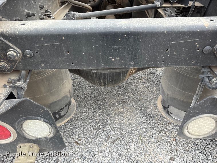 image for item EV4424 2007 Freightliner Columbia semi truck