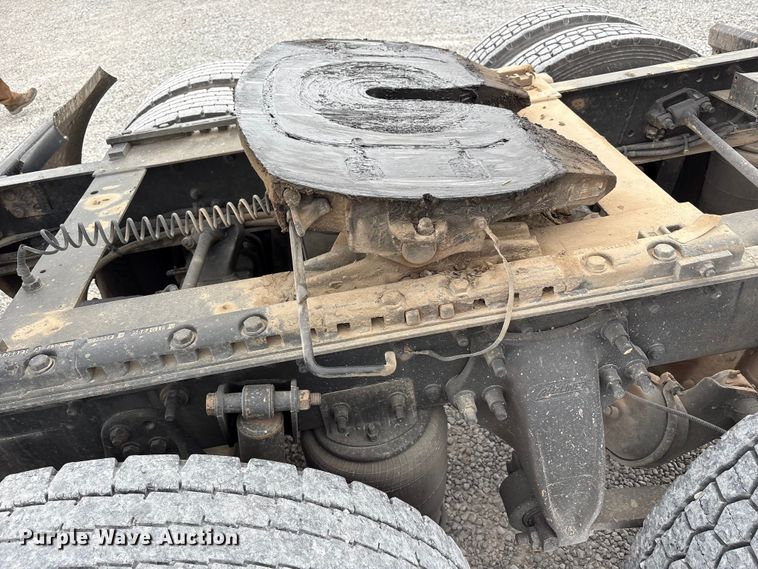 image for item EV4424 2007 Freightliner Columbia semi truck