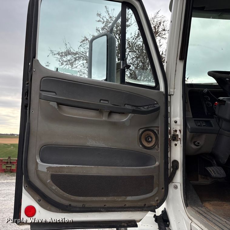 image for item EV4424 2007 Freightliner Columbia semi truck