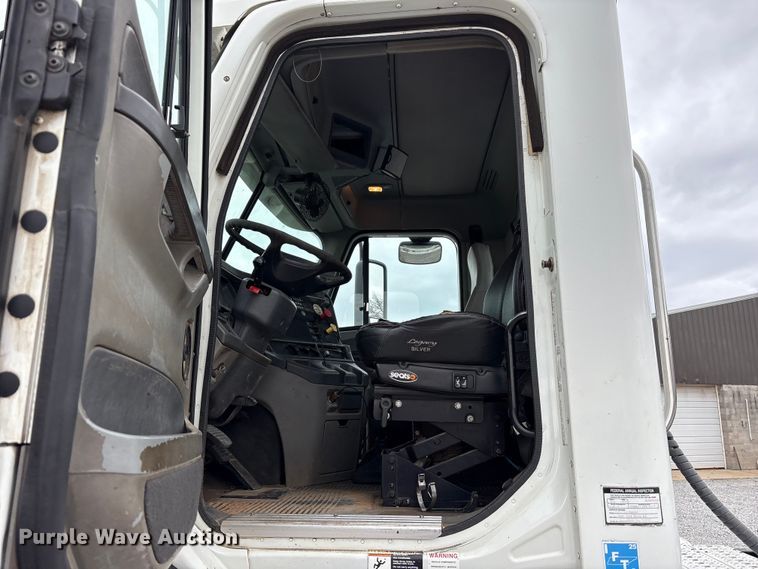 image for item EV4424 2007 Freightliner Columbia semi truck