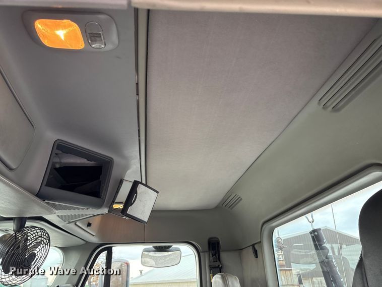 image for item EV4424 2007 Freightliner Columbia semi truck